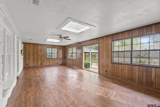 901 N Azaela, Tyler, TX 75701