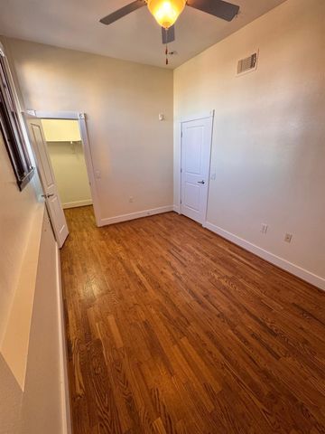621 21st Street 302, Galveston, TX 77550