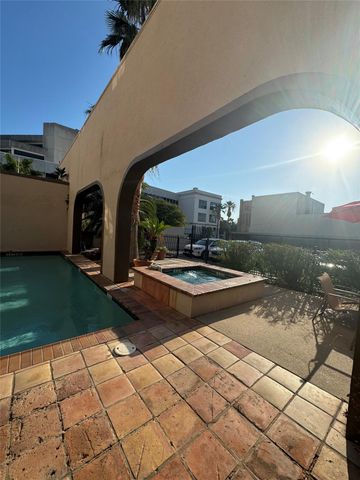 621 21st Street 302, Galveston, TX 77550