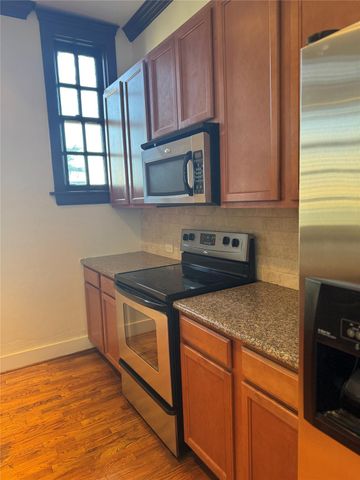 621 21st Street 302, Galveston, TX 77550