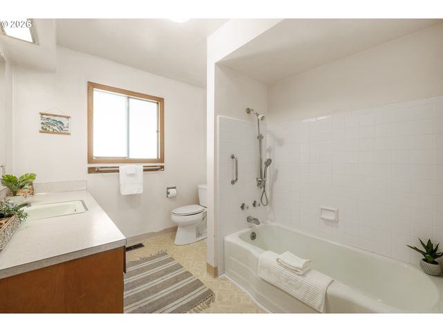 9025 Sw AVERY St, Tualatin, OR 97062