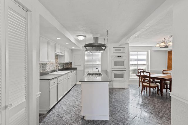 611 Church Street, Galveston, TX 77550