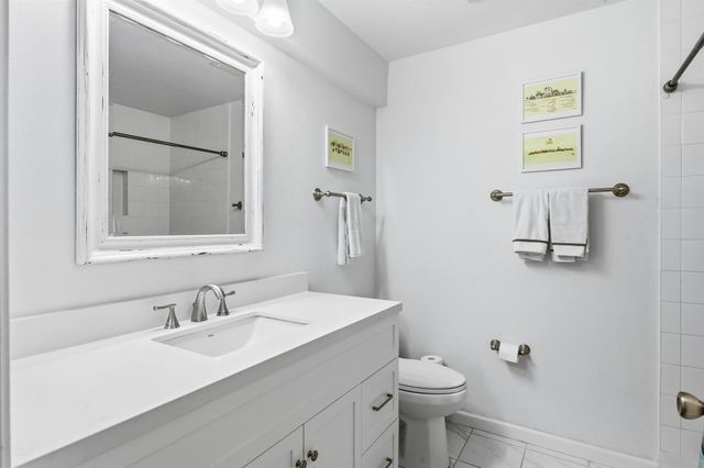 15 Lexington Lane E B, Palm Beach Gardens, FL 33418