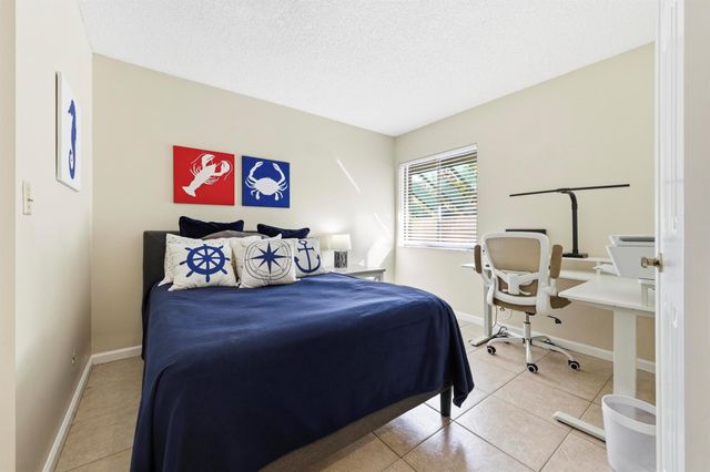 15 Lexington Lane E B, Palm Beach Gardens, FL 33418