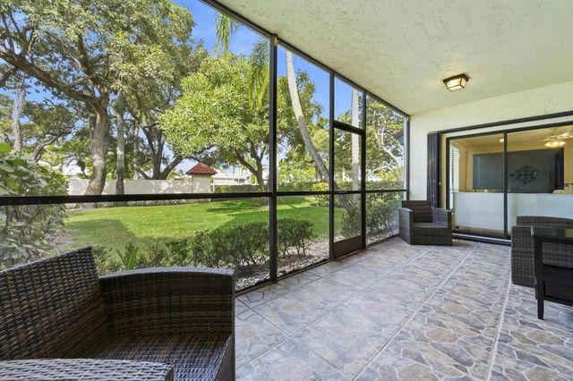 15 Lexington Lane E B, Palm Beach Gardens, FL 33418