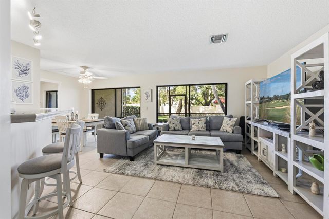 15 Lexington Lane E B, Palm Beach Gardens, FL 33418