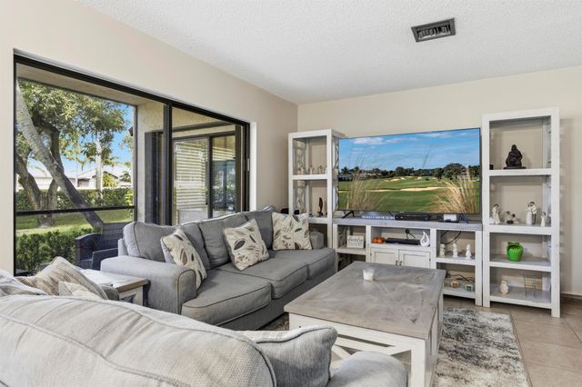 15 Lexington Lane E B, Palm Beach Gardens, FL 33418