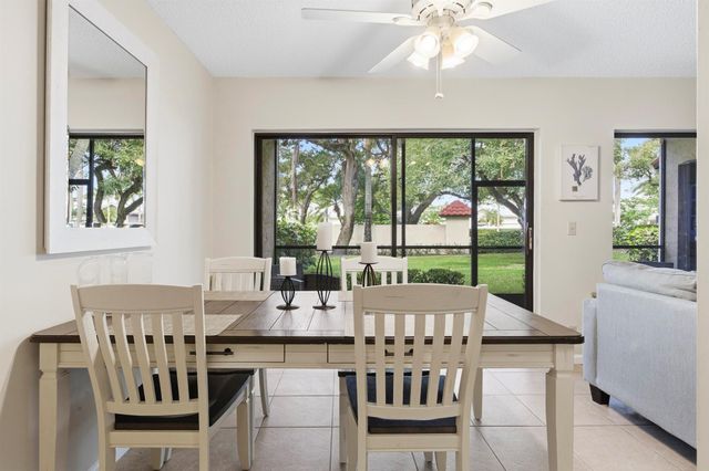 15 Lexington Lane E B, Palm Beach Gardens, FL 33418