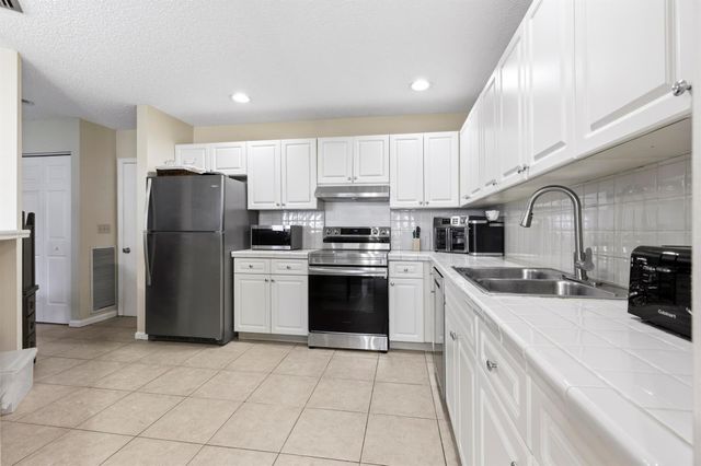 15 Lexington Lane E B, Palm Beach Gardens, FL 33418