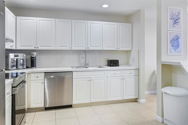 15 Lexington Lane E B, Palm Beach Gardens, FL 33418