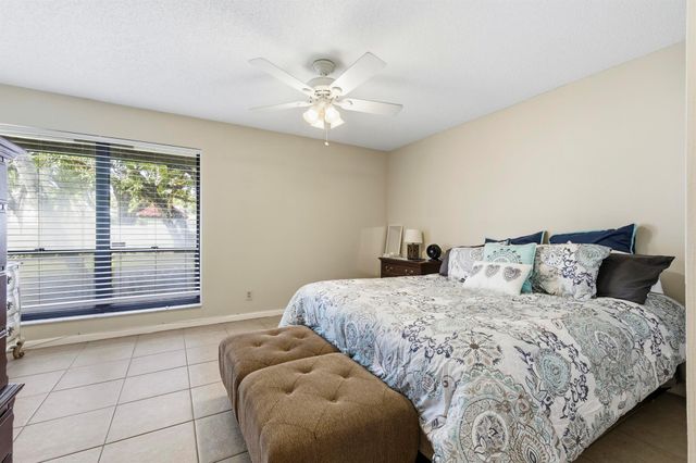 15 Lexington Lane E B, Palm Beach Gardens, FL 33418