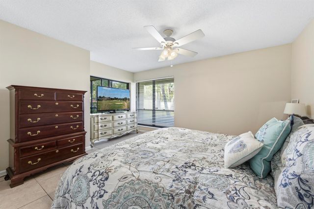 15 Lexington Lane E B, Palm Beach Gardens, FL 33418