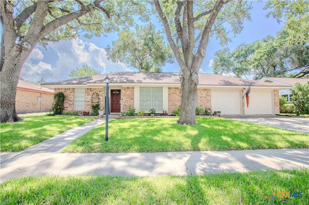1311 Plantation Road, Victoria, TX 77904