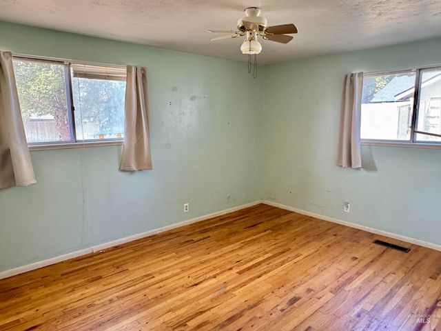 1512 10th St S, Nampa, ID 83651