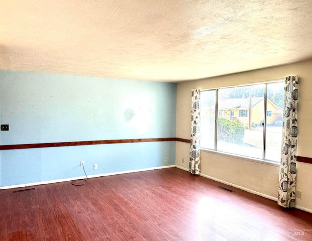 1512 10th St S, Nampa, ID 83651