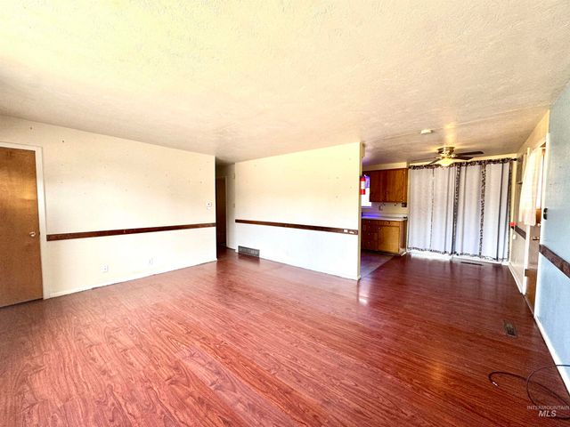 1512 10th St S, Nampa, ID 83651
