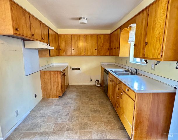 1512 10th St S, Nampa, ID 83651