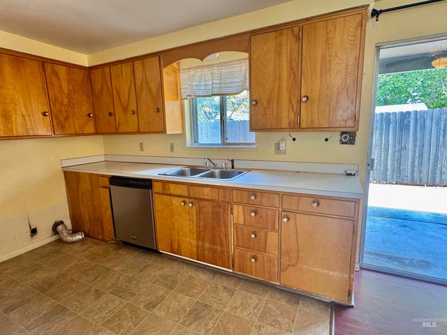 1512 10th St S, Nampa, ID 83651