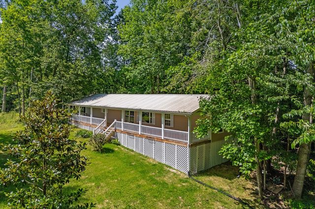 1007 Eastridge Dr, Byrdstown, TN 38549