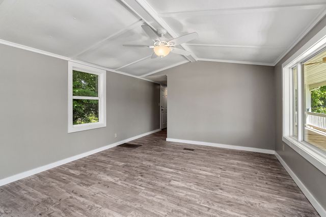 1007 Eastridge Dr, Byrdstown, TN 38549