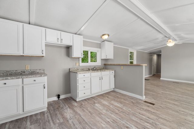 1007 Eastridge Dr, Byrdstown, TN 38549