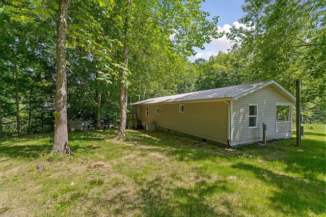 1007 Eastridge Dr, Byrdstown, TN 38549