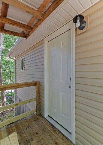 1007 Eastridge Dr, Byrdstown, TN 38549