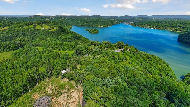 1007 Eastridge Dr, Byrdstown, TN 38549