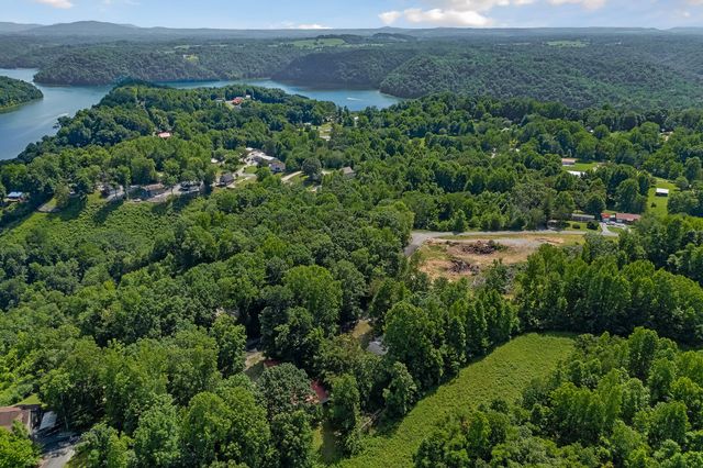 1007 Eastridge Dr, Byrdstown, TN 38549