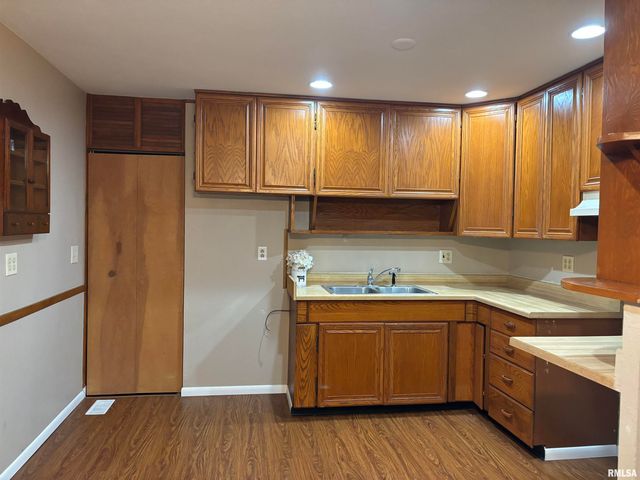 9 PIONEER Court, Pekin, IL 61554