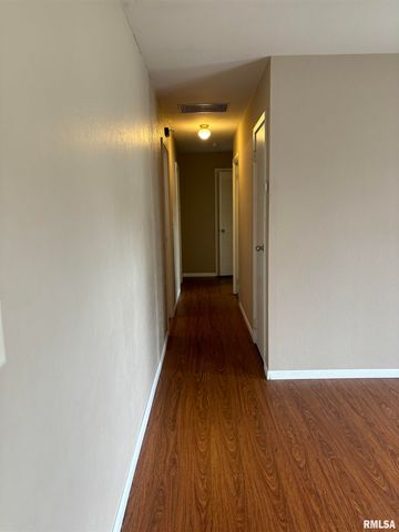 9 PIONEER Court, Pekin, IL 61554