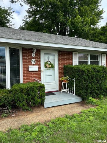 9 PIONEER Court, Pekin, IL 61554