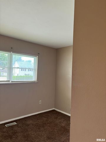 9 PIONEER Court, Pekin, IL 61554