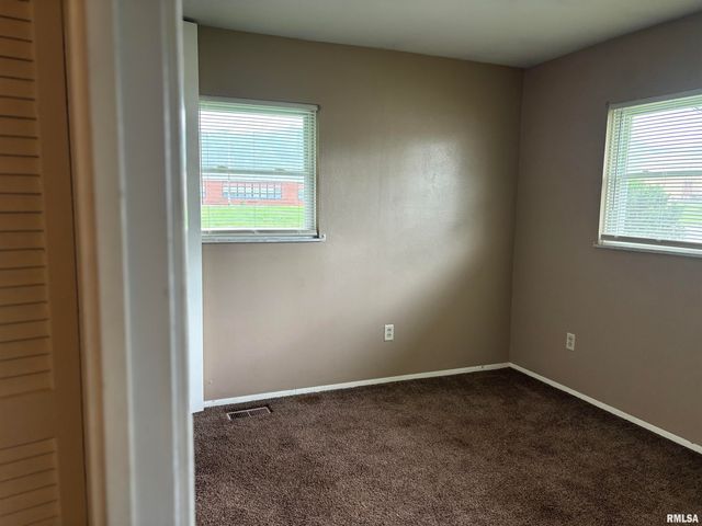 9 PIONEER Court, Pekin, IL 61554