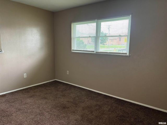 9 PIONEER Court, Pekin, IL 61554
