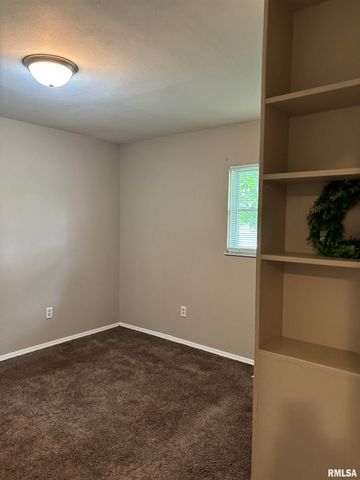 9 PIONEER Court, Pekin, IL 61554