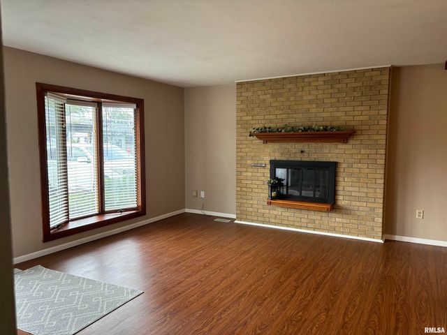 9 PIONEER Court, Pekin, IL 61554