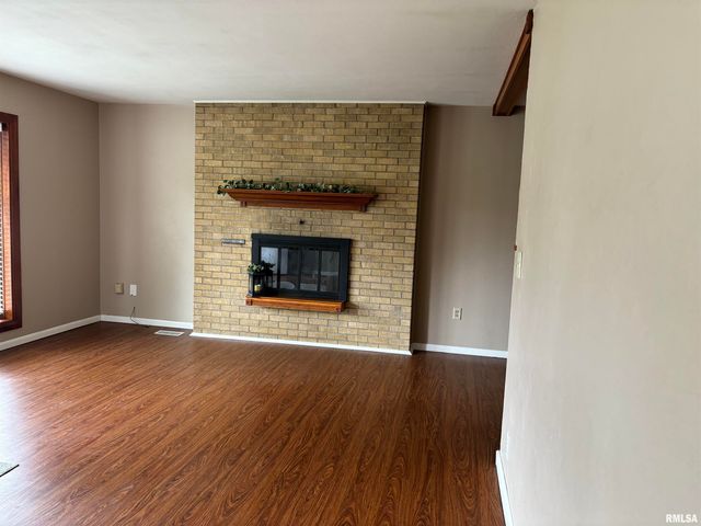 9 PIONEER Court, Pekin, IL 61554