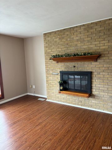 9 PIONEER Court, Pekin, IL 61554
