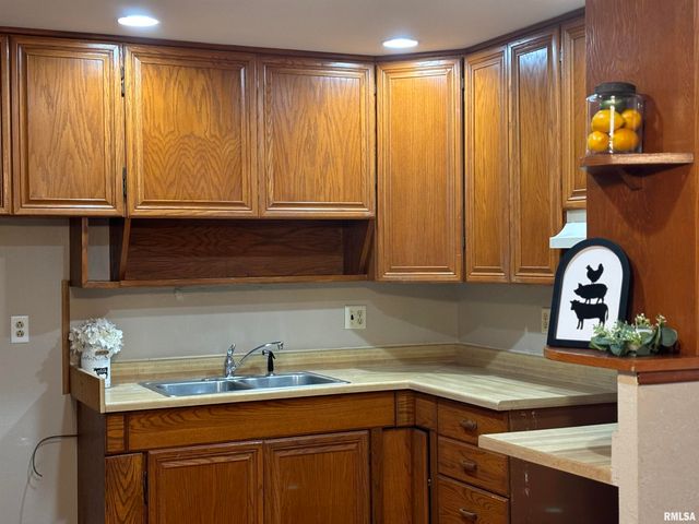 9 PIONEER Court, Pekin, IL 61554