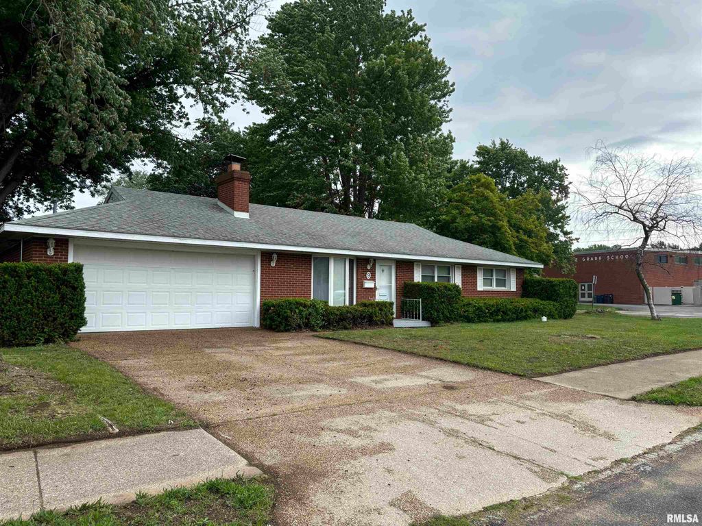 9 PIONEER Court, Pekin, IL 61554
