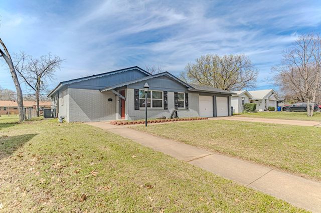 213 Jayellen Avenue, Burleson, TX 76028