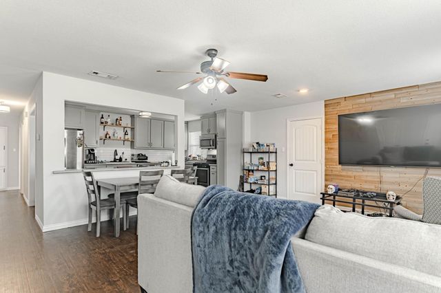 213 Jayellen Avenue, Burleson, TX 76028