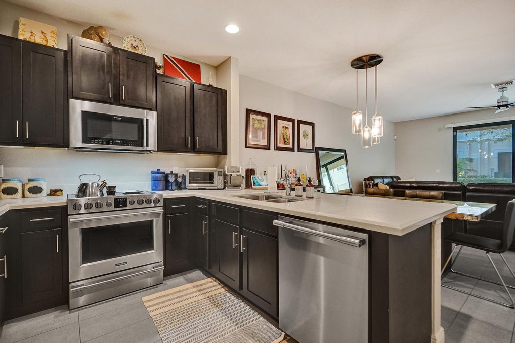 4228 N Dixie Hwy 103, Oakland Park, FL 33334