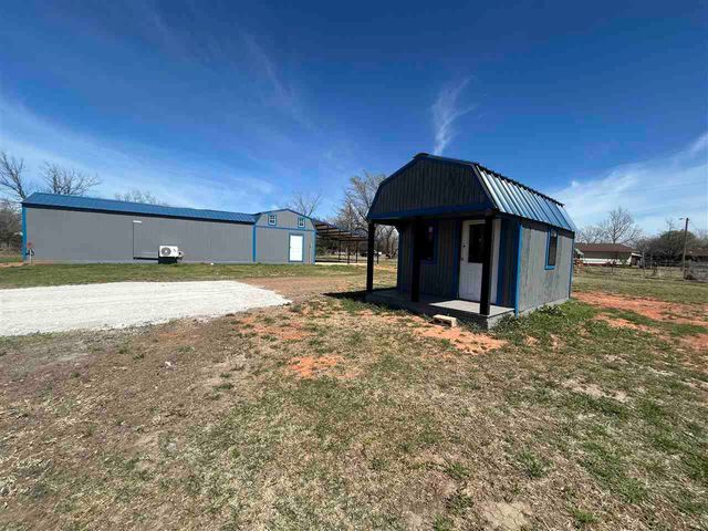 124 NE Ellsworth Dr, Apache, OK 73006