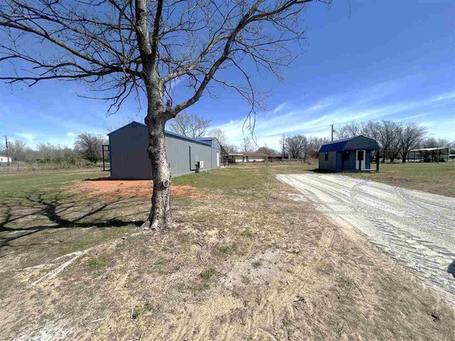 124 NE Ellsworth Dr, Apache, OK 73006