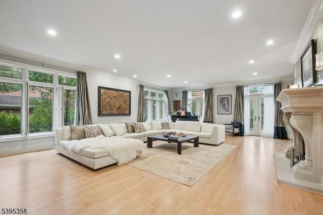 126 Fairfield Dr, Millburn Twp., NJ 07078