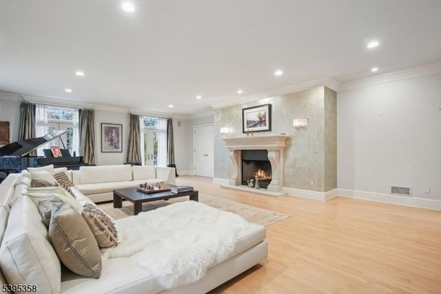 126 Fairfield Dr, Millburn Twp., NJ 07078