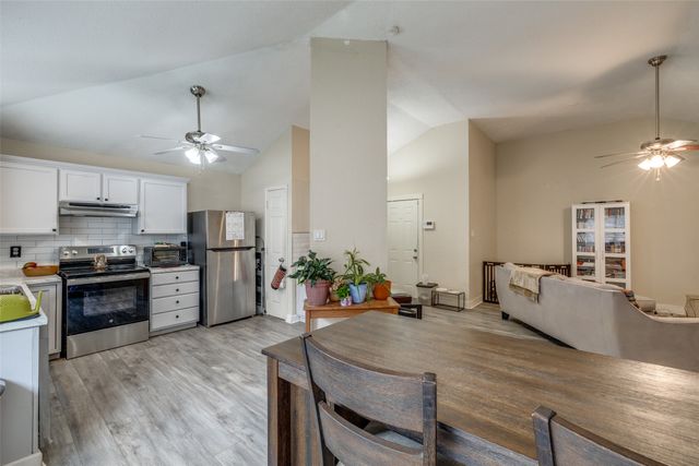 212 Valley Spring Drive, Arlington, TX 76018