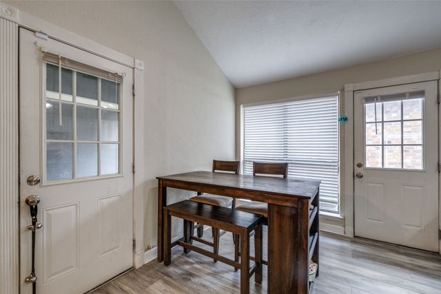 212 Valley Spring Drive, Arlington, TX 76018